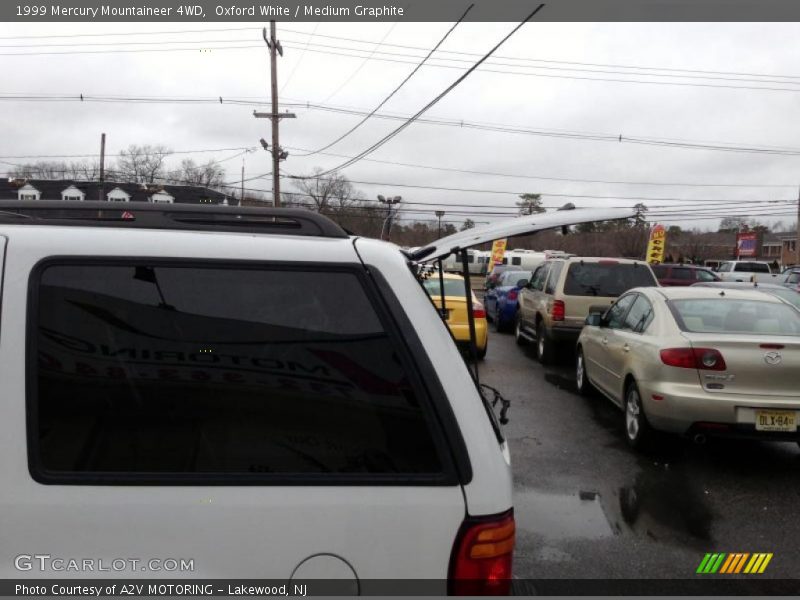 Oxford White / Medium Graphite 1999 Mercury Mountaineer 4WD