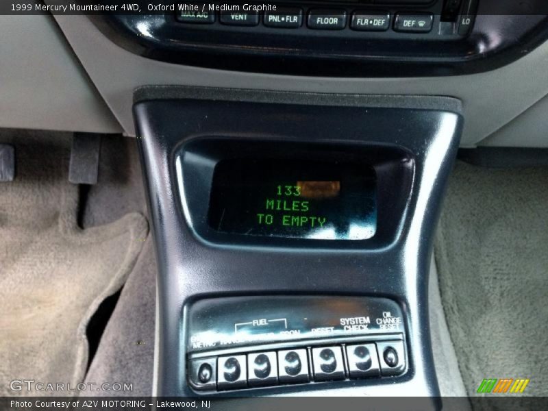 Oxford White / Medium Graphite 1999 Mercury Mountaineer 4WD