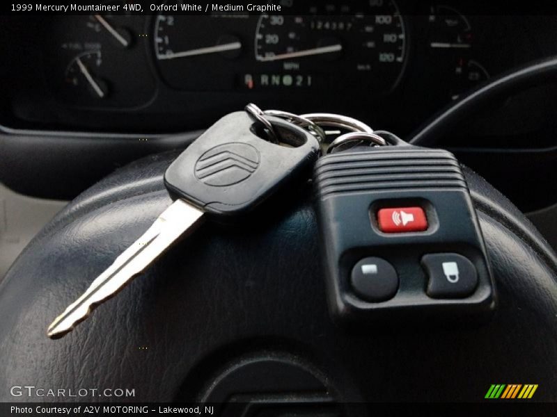 Oxford White / Medium Graphite 1999 Mercury Mountaineer 4WD