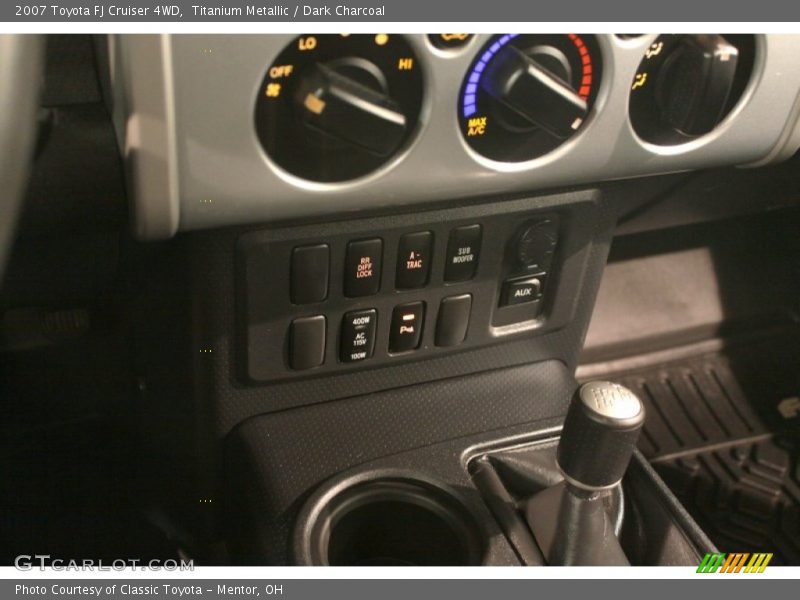 Controls of 2007 FJ Cruiser 4WD