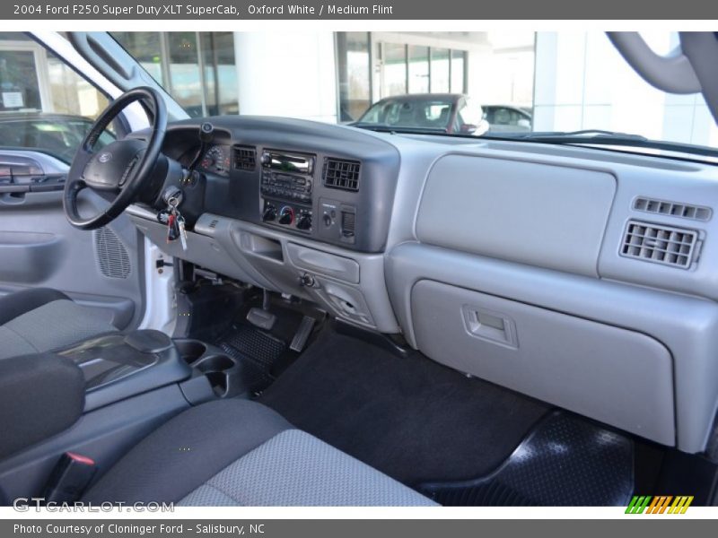 Dashboard of 2004 F250 Super Duty XLT SuperCab