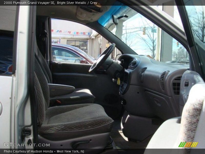 Bright Silver Metallic / Grey 2000 Plymouth Grand Voyager SE