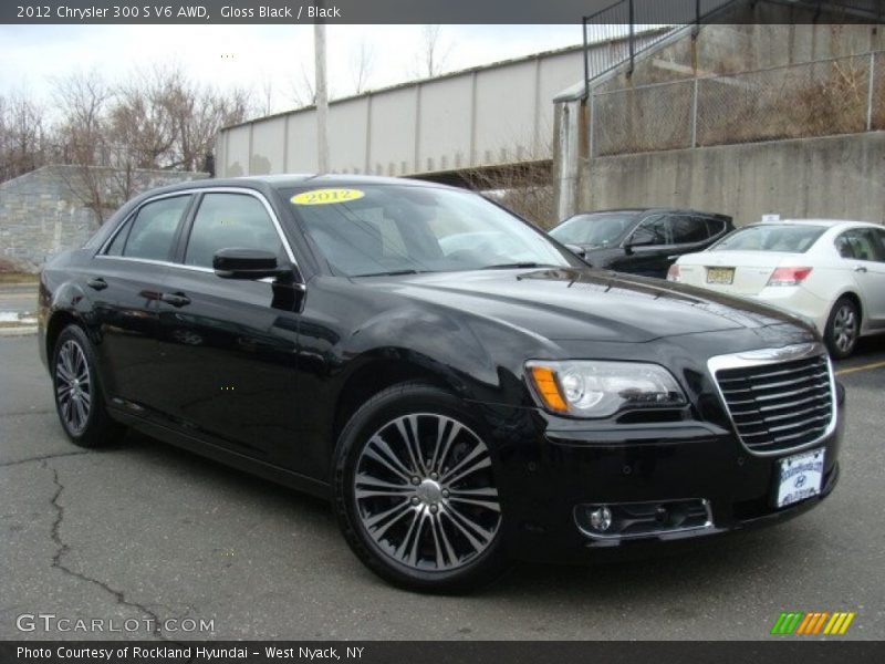 Front 3/4 View of 2012 300 S V6 AWD