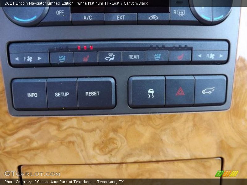 Controls of 2011 Navigator Limited Edition