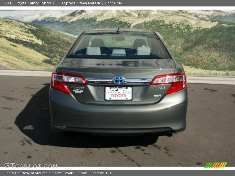Cypress Green Metallic / Light Gray 2013 Toyota Camry Hybrid XLE