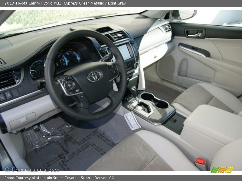 Cypress Green Metallic / Light Gray 2013 Toyota Camry Hybrid XLE