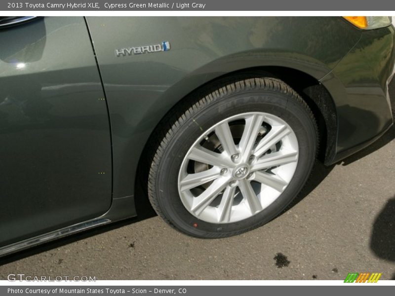 Cypress Green Metallic / Light Gray 2013 Toyota Camry Hybrid XLE