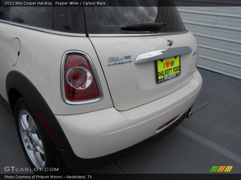 Pepper White / Carbon Black 2011 Mini Cooper Hardtop