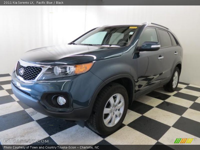 Front 3/4 View of 2011 Sorento LX