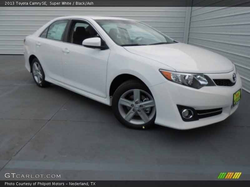 Super White / Black/Ash 2013 Toyota Camry SE