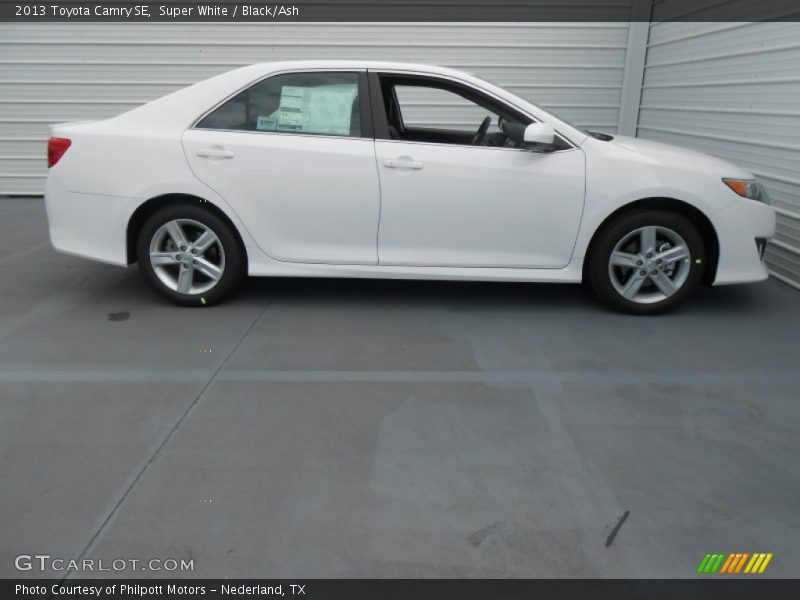 Super White / Black/Ash 2013 Toyota Camry SE
