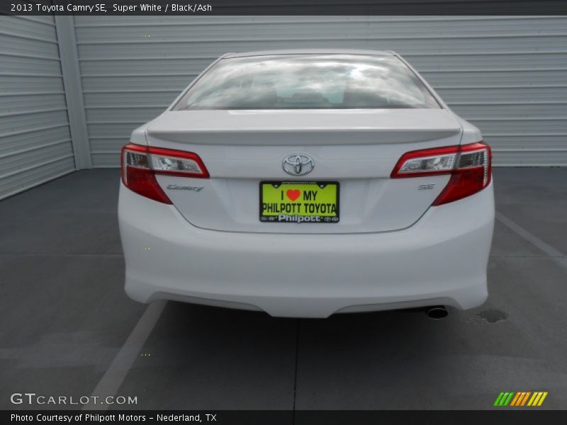 Super White / Black/Ash 2013 Toyota Camry SE