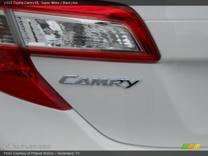 Super White / Black/Ash 2013 Toyota Camry SE