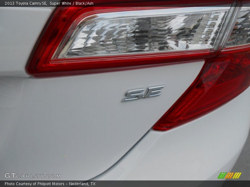 Super White / Black/Ash 2013 Toyota Camry SE