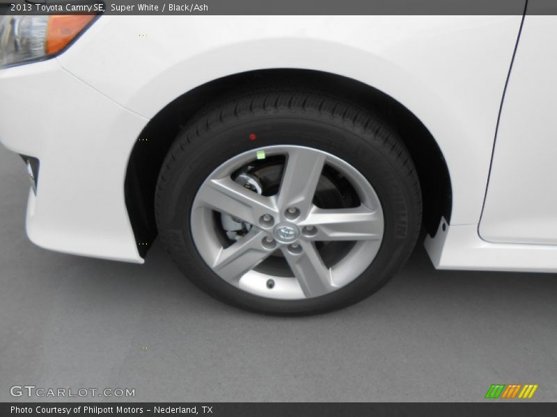 Super White / Black/Ash 2013 Toyota Camry SE