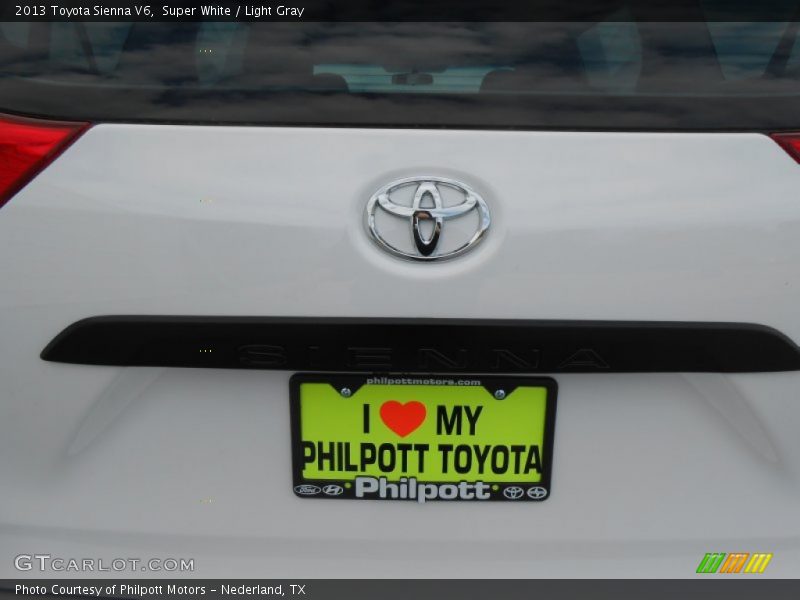 Super White / Light Gray 2013 Toyota Sienna V6