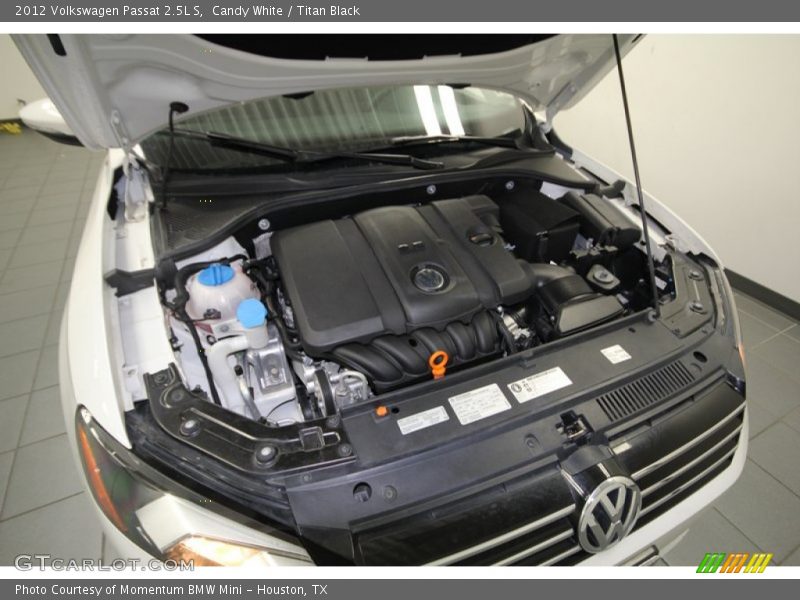 Candy White / Titan Black 2012 Volkswagen Passat 2.5L S