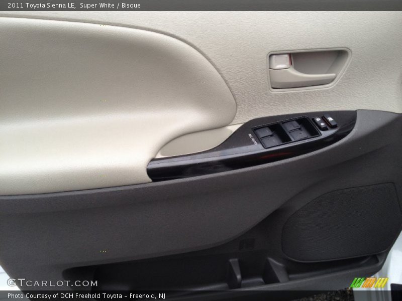 Super White / Bisque 2011 Toyota Sienna LE