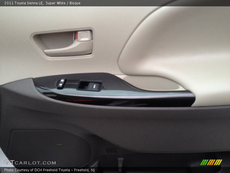 Super White / Bisque 2011 Toyota Sienna LE