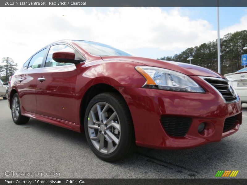 Front 3/4 View of 2013 Sentra SR