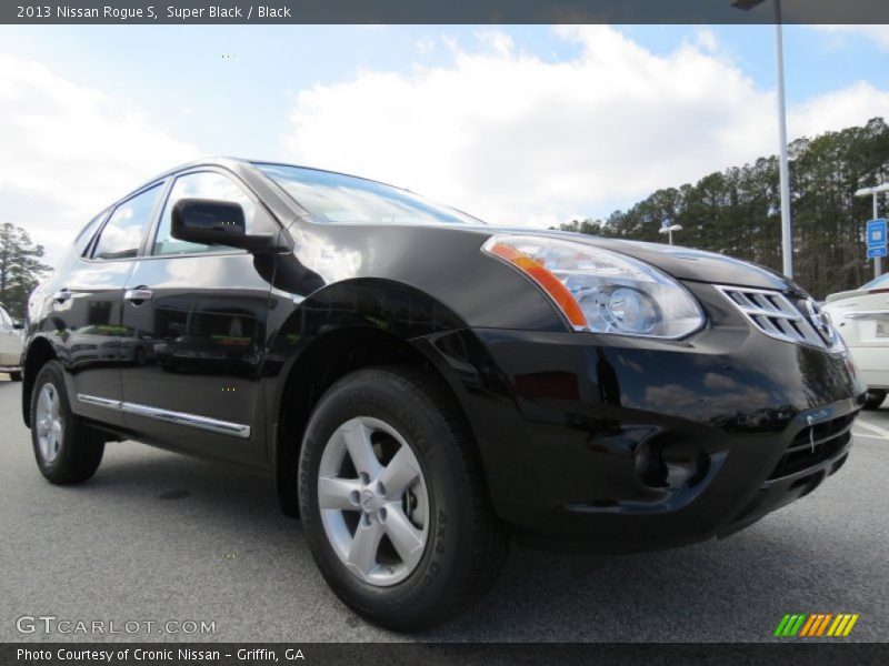 Front 3/4 View of 2013 Rogue S