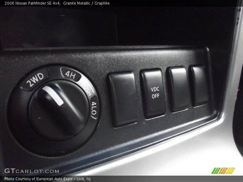 Controls of 2006 Pathfinder SE 4x4