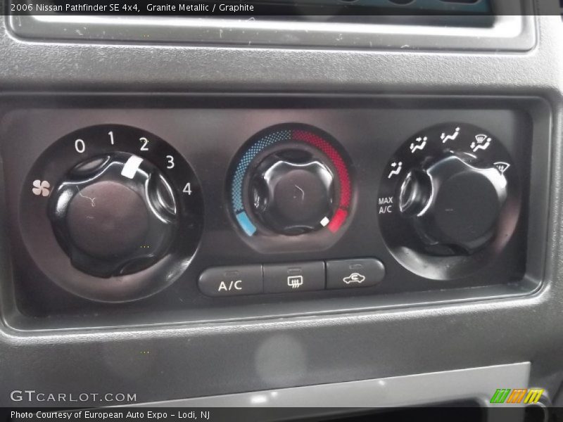 Controls of 2006 Pathfinder SE 4x4