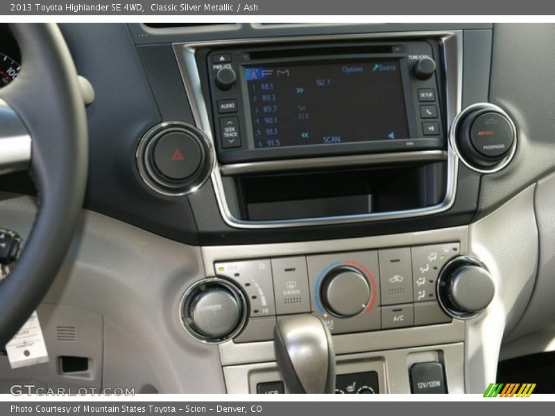 Classic Silver Metallic / Ash 2013 Toyota Highlander SE 4WD