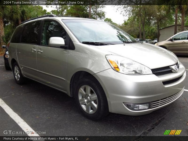 Front 3/4 View of 2004 Sienna XLE