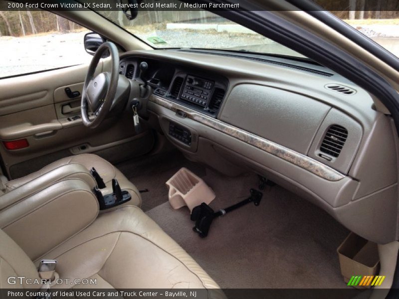 Dashboard of 2000 Crown Victoria LX Sedan