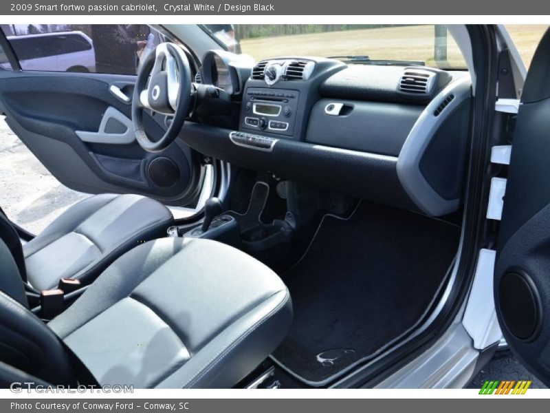 Dashboard of 2009 fortwo passion cabriolet