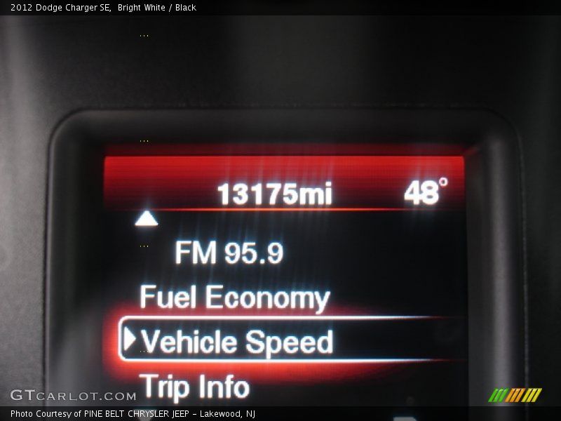 Bright White / Black 2012 Dodge Charger SE