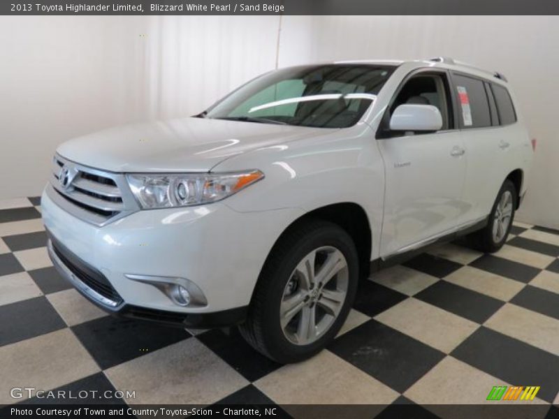 Front 3/4 View of 2013 Highlander Limited