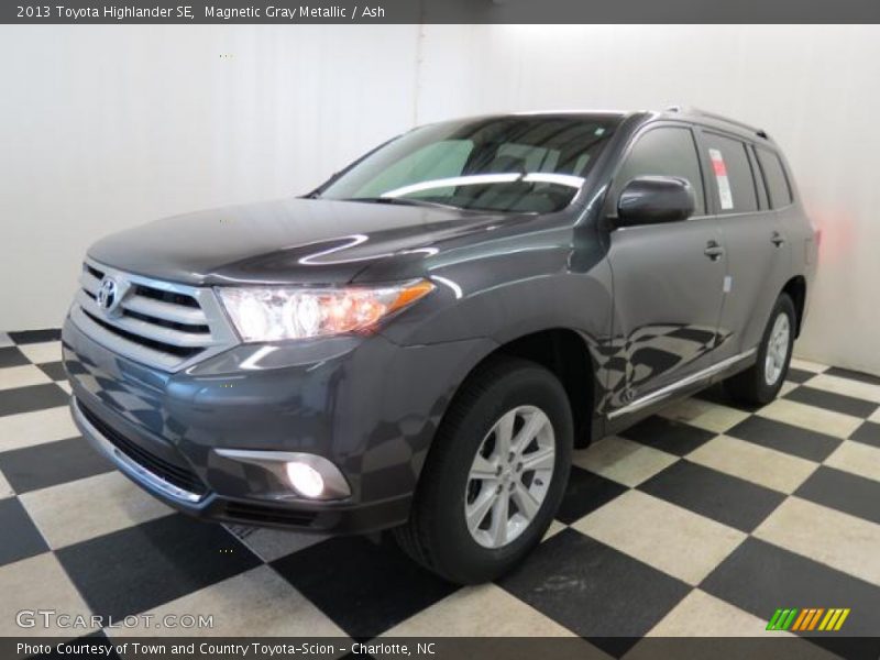 Magnetic Gray Metallic / Ash 2013 Toyota Highlander SE