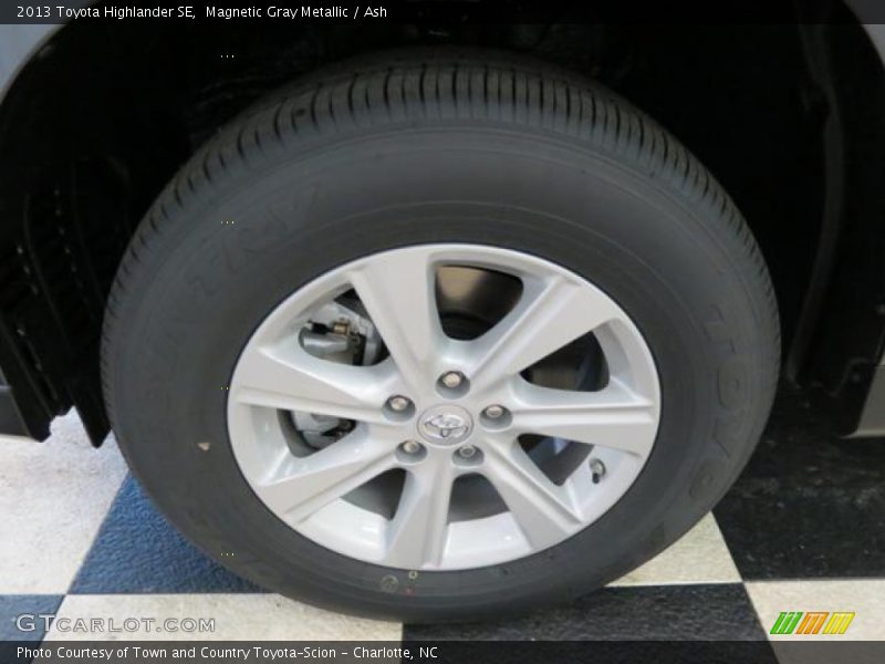 Magnetic Gray Metallic / Ash 2013 Toyota Highlander SE