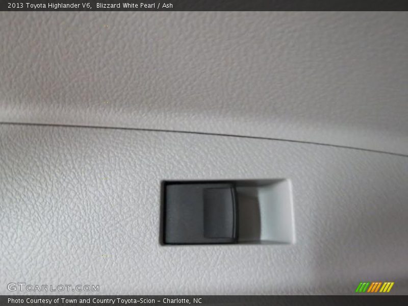 Blizzard White Pearl / Ash 2013 Toyota Highlander V6