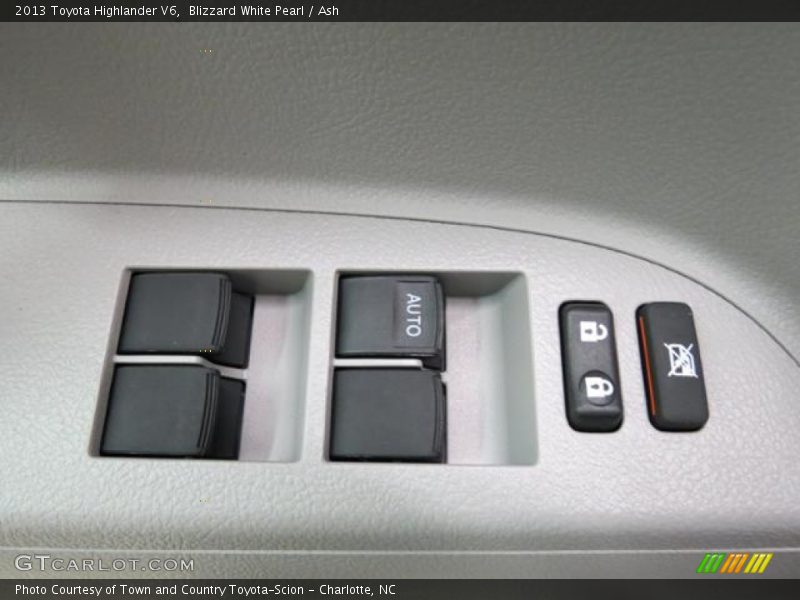 Blizzard White Pearl / Ash 2013 Toyota Highlander V6