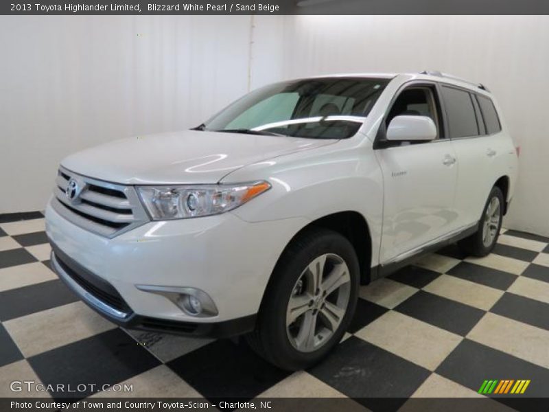Front 3/4 View of 2013 Highlander Limited