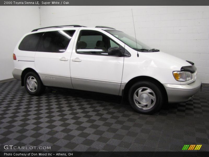 Super White / Oak 2000 Toyota Sienna LE