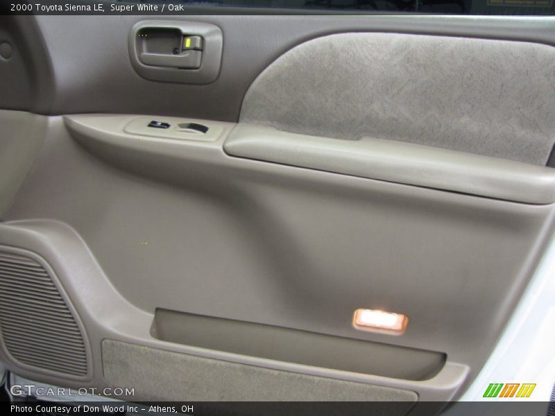 Super White / Oak 2000 Toyota Sienna LE