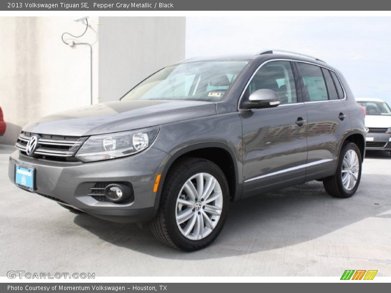 Front 3/4 View of 2013 Tiguan SE