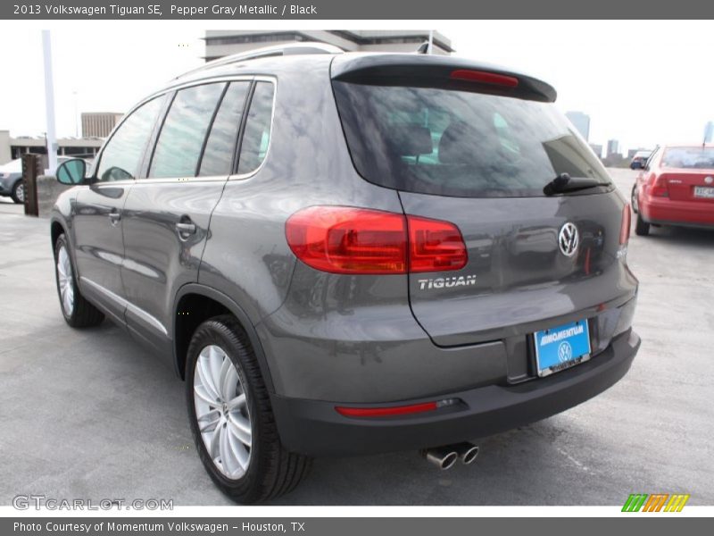 Pepper Gray Metallic / Black 2013 Volkswagen Tiguan SE