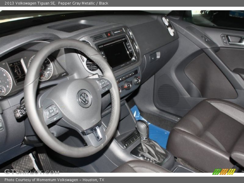 Pepper Gray Metallic / Black 2013 Volkswagen Tiguan SE