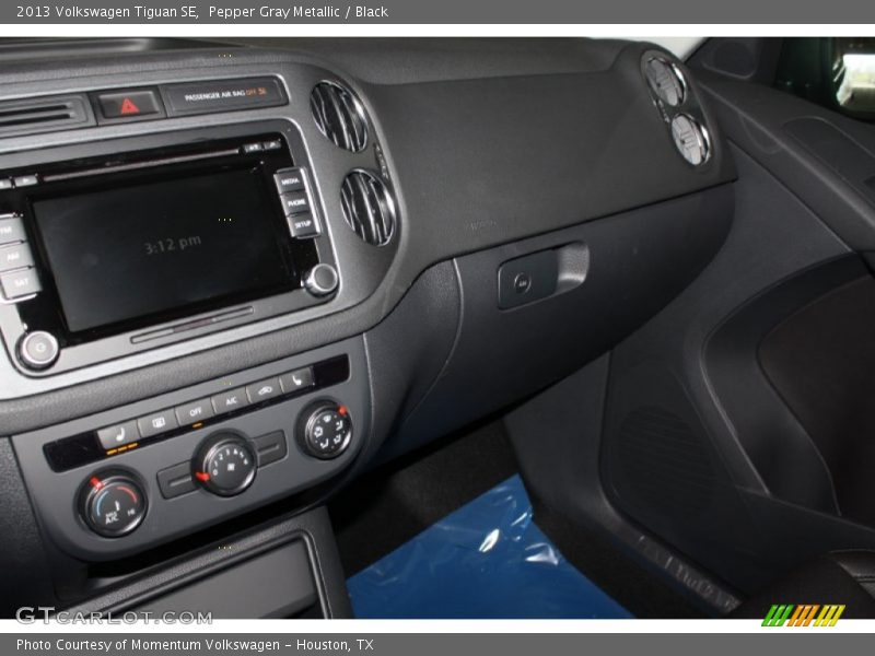 Pepper Gray Metallic / Black 2013 Volkswagen Tiguan SE