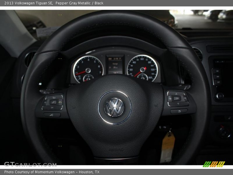 Pepper Gray Metallic / Black 2013 Volkswagen Tiguan SE