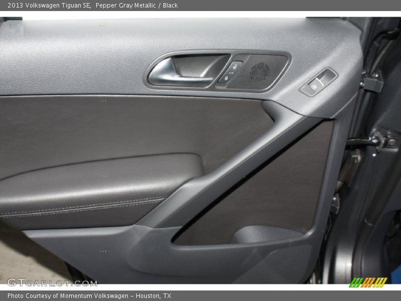 Pepper Gray Metallic / Black 2013 Volkswagen Tiguan SE