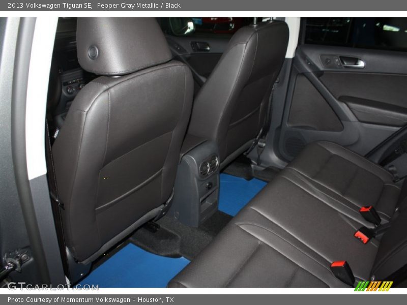 Pepper Gray Metallic / Black 2013 Volkswagen Tiguan SE
