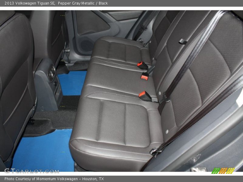Pepper Gray Metallic / Black 2013 Volkswagen Tiguan SE