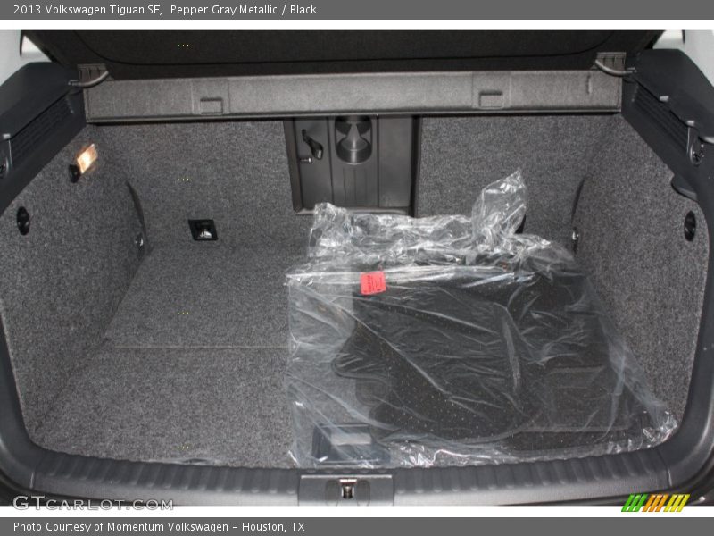 Pepper Gray Metallic / Black 2013 Volkswagen Tiguan SE