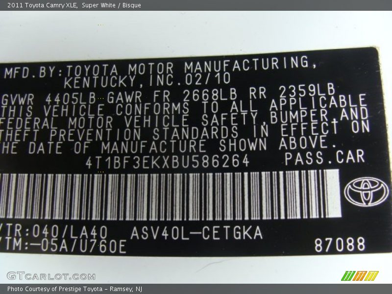 Super White / Bisque 2011 Toyota Camry XLE
